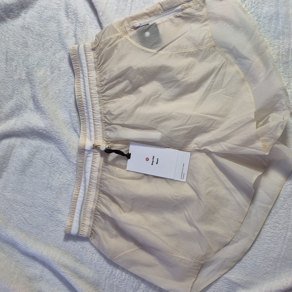 Lululemon Step Out High Rise Shorts NWT - Picture 4 of 12